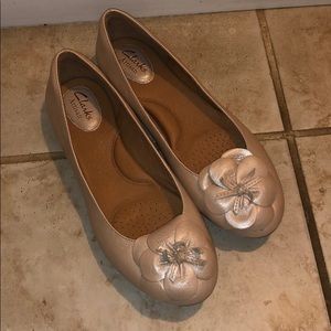 *SOLD* Clarks nude flats